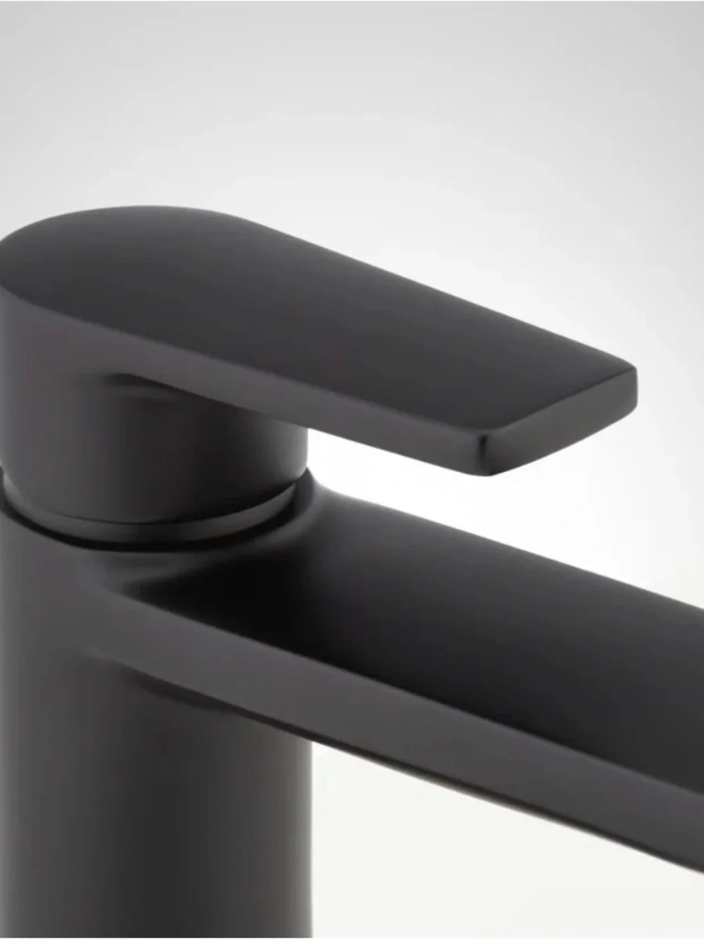 Single-Handle Bathroom Faucet in Matte Black